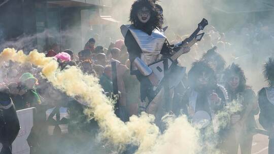 Die Berufstölpel haben es doch tatsächlich geschafft, die Rockgruppe „Kiss“ nach Ersingen zu holen.