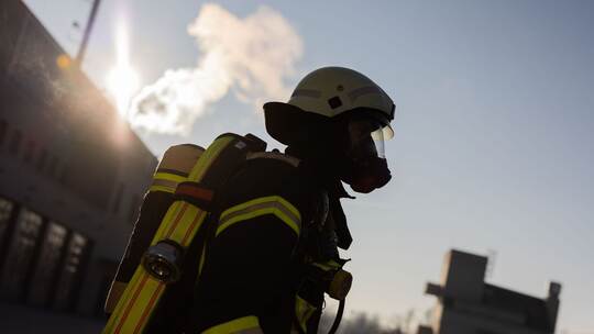 Ein Feuerwehrmann in Atemschutzausrüstung (Symbolbild)
