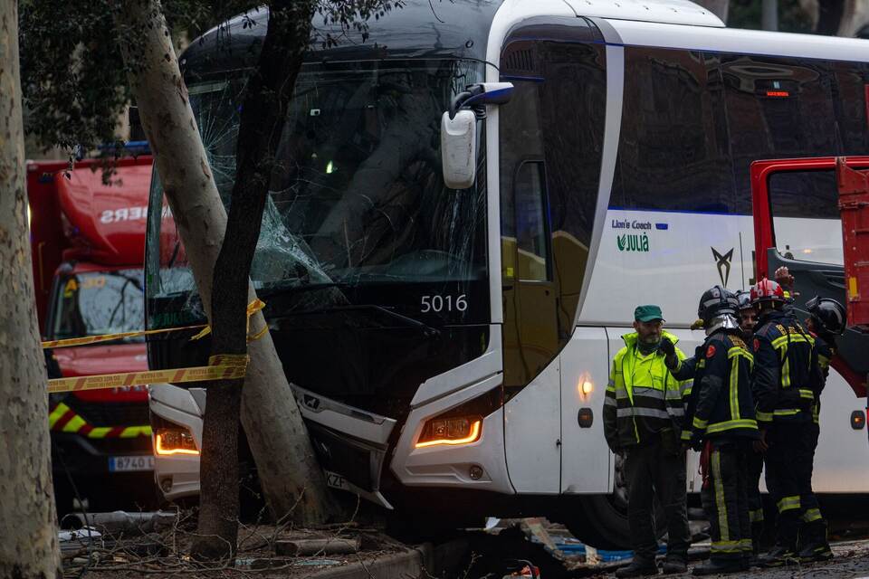 Zusammenstoß zweier Busse in Barcelona Zusammenstoß zweier Busse in Barcelona