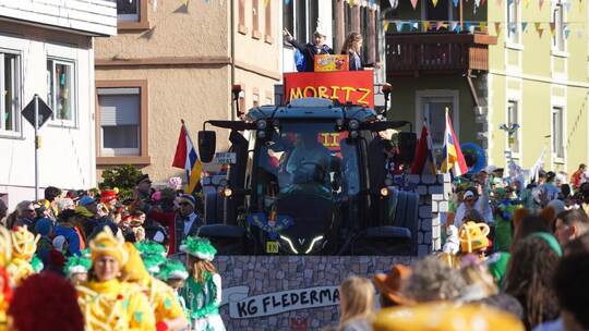 Das Kinderprinzenpaar der K.G. „Fledermaus“ thront beim Fasnets-Umzug auf einer Ritterburg.