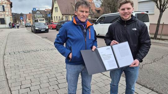 Anwohner Rudi Gille (links), der sich seit Jahren für eine Verkehrsberuhigung in Pinache engagiert, und CDU-Gemeinderat Nico Gun