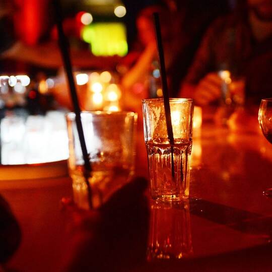 Symbolbild K.-o.-Tropfen bei Party