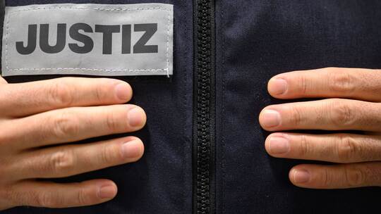 Justiz steht auf einer Jacke