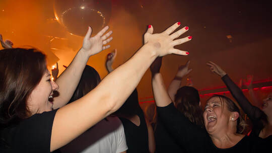 Raus aus dem Familienalltag bringt Mütter die Party „Mama geht tanzen“. Damit am nächsten Morgen trotzdem alles läuft, startet d