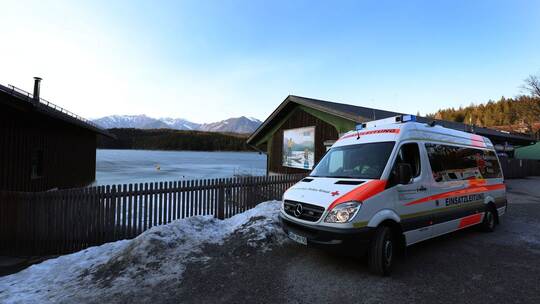Mehrere Menschen auf zugefrorenem Eibsee eingebrochen