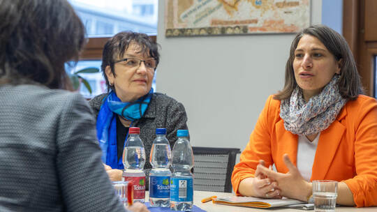 Edith Münch (links) mit ihrer Nachfolgerin bei Pro familia, Regina Ehrismann. Meyer