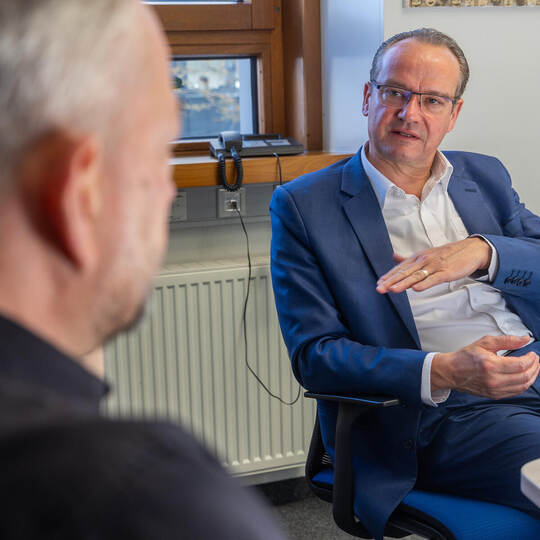 Der CDU-Kreisvorsitzende Gunther Krichbaum (rechts) im Gespräch mit PZ-Redakteur Marek Klimanski. Es geht um die Landtagsnominie