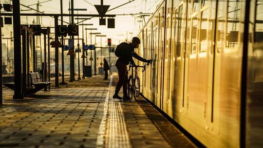 Hauptbahnhof Wiesbaden wieder am Schienennetz Hauptbahnhof Wiesbaden wieder am Schienennetz