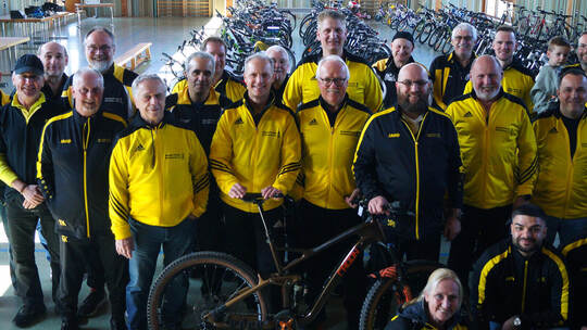 Mehr als 30 Vereinsmitglieder der Bergdorf-Kickers arbeiten ehrenamtlich beim Radmarkt in der Büchenbronner Bergdorfhalle, die m