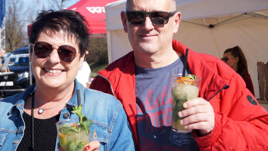 Erfrischen sich gut gelaunt: Bettina und Jens Büchert.
