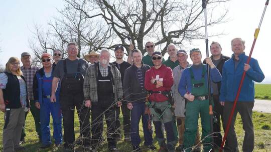 In der Zwetschgenallee dankt Bürgermeister Heiko Genthner (rechts) den Ehrenamtlichen der beiden Obst- und Gartenbauvereine für