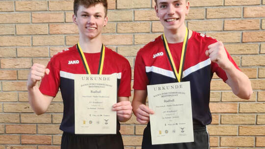 Robin Häußermann und Nico Scholl vom RSC Kieselbronn (von links) freuen sich über den Baden-Württembergischen Vizemeistertitel i