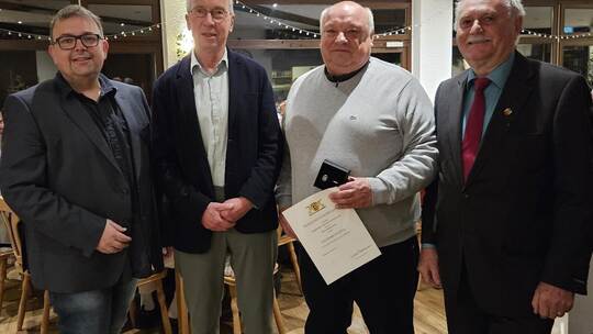 Freuen sich mit Bernd Weik (Dritter von links): Mario Roeseling (von links) , Frank Fillbrunn und Wolfgang Muhr. Foto: SV Büchen
