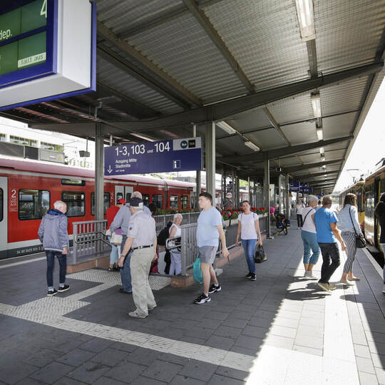 Alle Generationen wollen am ÖPNV teilnehmen. Ein D-Ticket ist dafür ideal. Nichtdigitale Nutzer haben allerdings Schwierigkeiten