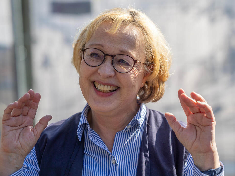 Monika Wenzel aus Ettlingen hat die Ehre den Namen zu verkünden. Eisbär Baby Mika Karlsruhe