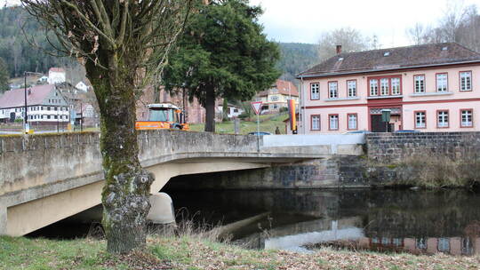Die Brücken in Höfen – hier Rathausbrücke – sind in gutem Zustand. foto: Baum