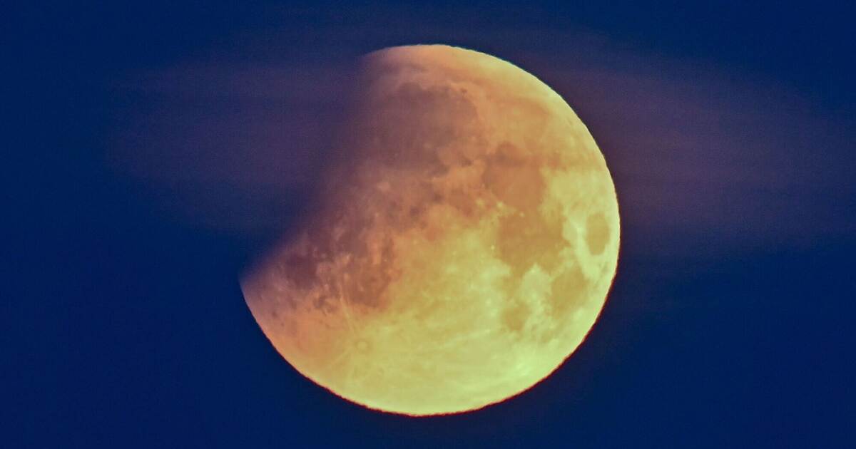 Partial lunar eclipse over Germany in the morning sky