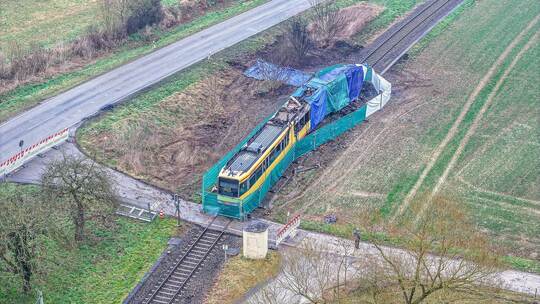 Nach Unfall zwischen Tanklaster und Stadtbahn