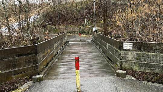 In schlechtem Zustand ist die Brücke bei der Bad Wildbader Uhlandshöhe. Saniert werden soll sie aber vorerst nicht. Foto: Biesin