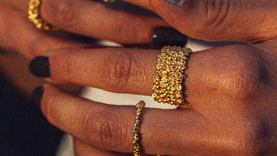 Der Schmuck wird unter fairen Bedingungen gefertigt. Klara Blau