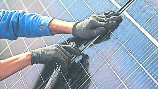 Nachhaltigkeit etwa durch PV-Anlagen wird in Ötisheim großgeschrieben. Symbolbild: Marijan Murat, dpa Solaranlage