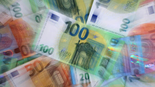 Birkenfeld verfügt zwar über hohe Rücklagen, aber der Wind hat sich deutlich gedreht. Symbolbild: Karl-Josef Hildenbrand, dpa Geldscheine