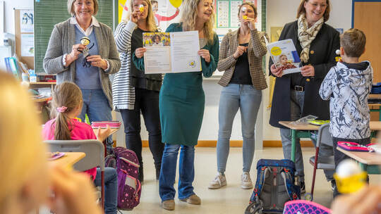 Feste pusten: Dörte Benoit vom Lions Club (von links), Gesundheitsförderin Anne Kristin Heyde, Schulsozialarbeiterin Alexandra S Klasse 2000 Bergdorfschule Remchingen