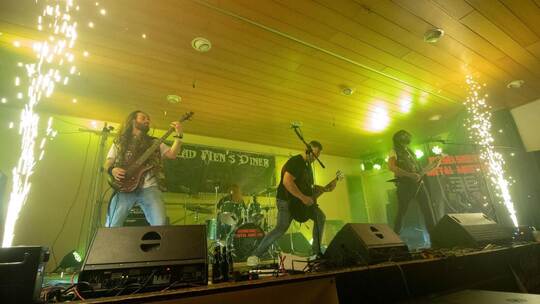 Organisator Tim Lewender (Mitte) freut sich auf die Bands und die gute Stimmung beim Bieslesberg Metal Meeting am 5. April. Scho