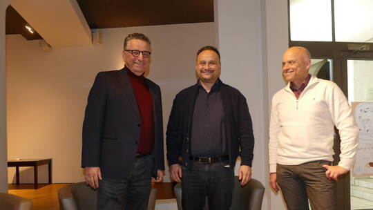 Verstehen sich beim Streitgespräch sehr gut: Jude Rami Suliman, Muslim Hasan Dadelen und der evangelische Pfarrer Jochen Marer (