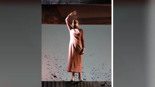 Nika Wanderer als Dolores in „Die Trümmer der Zivilisation“ am Theater Pforzheim. Sabine Heymann