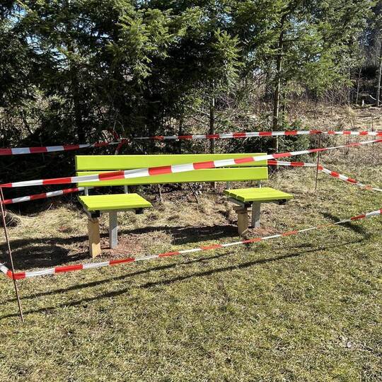 In Schömberg fast schon außergewöhnlich: am Aussichtsturm gibt es eine neue Bank. Foto: Privat