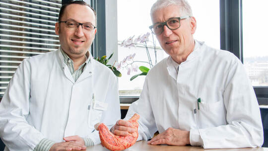 Mit Shadi Sued (l.) gewinnt das Team um Chefarzt Prof. Dr. Wolfram Lamadé einen zertifizierten Adipositaschirurgen für das Adipo