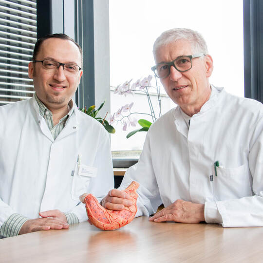 Mit Shadi Sued (l.) gewinnt das Team um Chefarzt Prof. Dr. Wolfram Lamadé einen zertifizierten Adipositaschirurgen für das Adipo