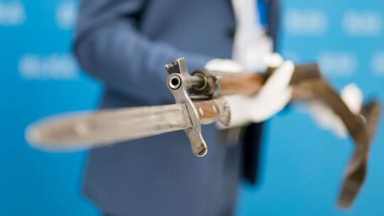 Landeskriminalamt Bayern zeigt Tatwaffe