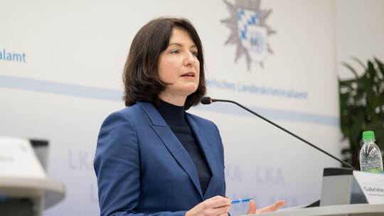 Landeskriminalamt Bayern zeigt Tatwaffe