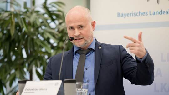 Landeskriminalamt Bayern zeigt Tatwaffe