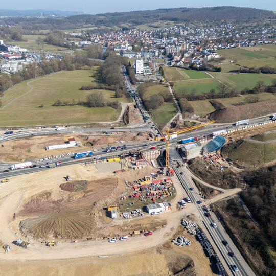 Die Bauarbeiten schreiten voran – auch wenn es bei der Anschlussstelle Pforzheim-Ost noch viel zu tun gibt. Meyer Bauarbeiten BAB8 Pforzheim Ost