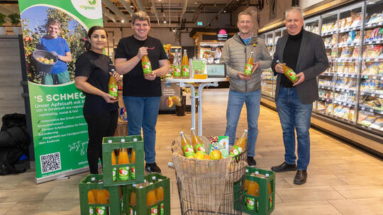 Ein Projekt, das nicht nur schmeckt, sondern auch Gutes ermöglicht: Fehime Isik, Tobias Fränkle, Edeka-Chef Frank Berger und Nob