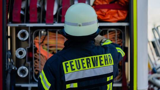 Feuerwehrmann am Einsatzfahrzeug