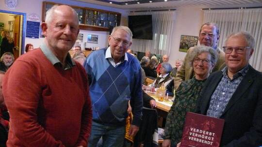 Heinrich Furrer, Martin Kull, Bürgermeister Michael Schmidt, Elvira Knothe und Kreisarchivar Konstantin Huber (von links) mit se