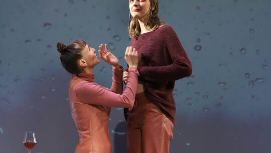 Dolores (Nika Wanderer, links) will der widerstrebenden Mara (Leonie Jacobs) helfen.