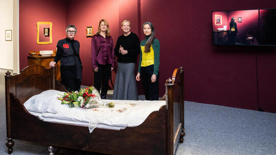 Dr. Margit Huber, Vorsitzende der GEDOK München, Kulturamtsleiterin Angelika Drescher, Kuratorin Regina M. Fischer und Künstleri