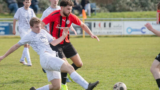 FC Viktoria Enzberg (weiße Trikots) unterliegt im Spiel gegen den 1. FC 08 Birkenfeld. Fotomoment