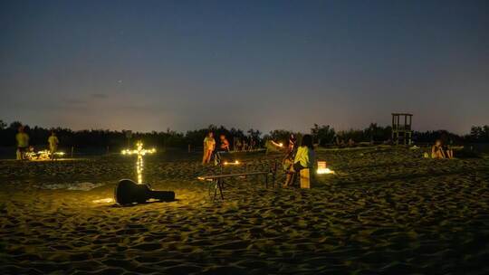 Der Strandgottesdienst im Rahmen der Sommerfreizeit für Teens ist ein echter Höhepunkt der Jugendkirche mylight. Foto: Sebastian