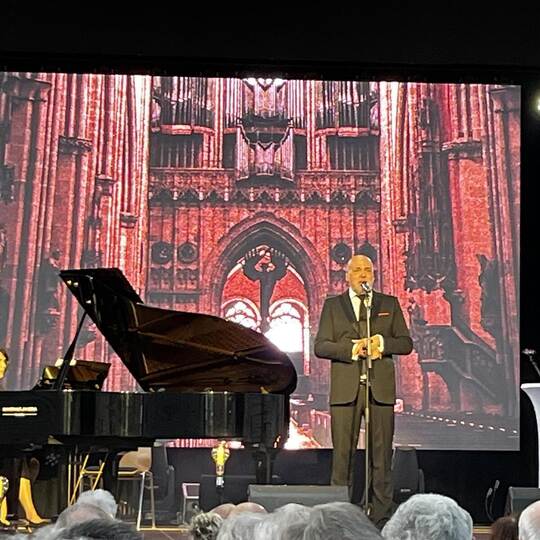 Gemeinsam mit Pianistin Juna Cherevatskaya begeisterte Jay Alexander mit einem vielfältigen Programm aus Oper, Operette, Filmmus