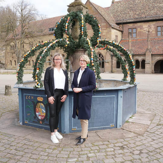 Alexandra Müller (links) und Patricia Alberth vor dem Klosterbrunnen.