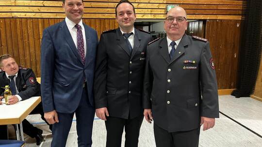 Stabwechsel: Maulbronns Bürgermeister Aaron Treut (links) mit dem frisch gewählten Kommandanten David Walter (Mitte) und dem aus