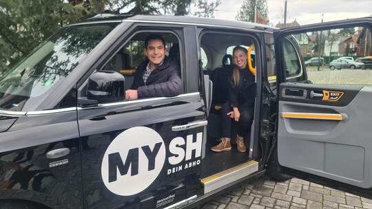 Seit Ende 2023 brachte das MyShuttle – hier Kelterns Bürgermeister Steffen Bochinger und Remchingens Bürgermeisterin Julia Wiela