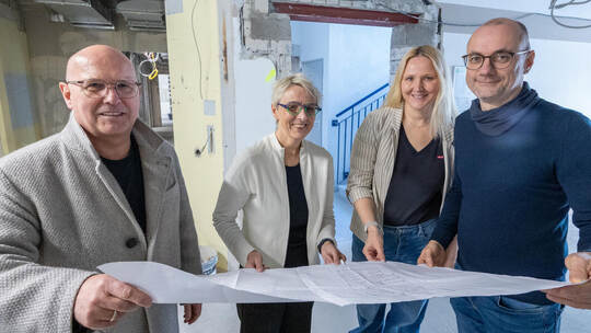 Es entstehen Einzelzimmer im Ostbereich des Hauses am Kappelhof. Caritasdirektor Frank Johannes Lemke, seine Stellvertreterin Ga