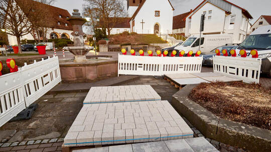 Mustersteine für die Marktplatzumgestaltung in Friolzheim standen zur Auswahl bereit. Tilo Keller Mustersteine für die Marktplatzumgestaltung in Friolzheim standen zur Auswahl bereit.